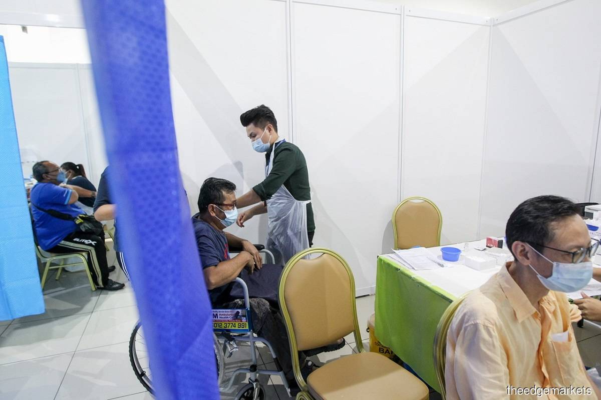A total of 223,463 doses of the Covid-19 vaccine were administered in Malaysia on Monday (Jan 10), with 3,273 of them as second shots, 2,114 as first jabs and 218,076 as booster doses. (Photo by Mohamad Shahril Basri/The Edge)